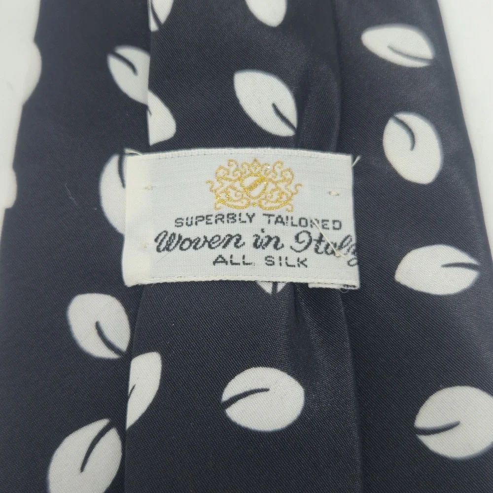 VTG Superbly Tailored Woven in Italy Black & White Leaf Pattern Silk Tie